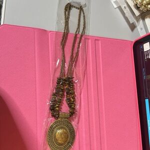 Elegant Gold Necklace with Intricate Pendant